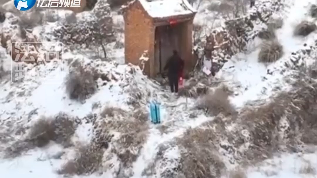 老家已经没人了 男子依旧回去贴春联