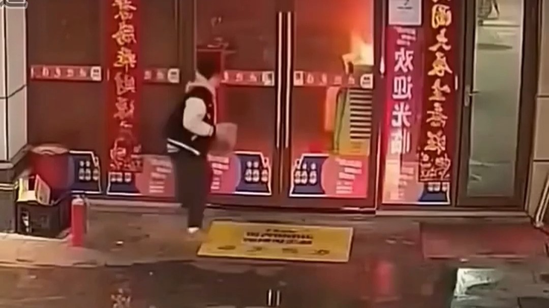 火光冲天！路人小伙砸门救险 网友：古有司马光砸缸 今有年轻小伙