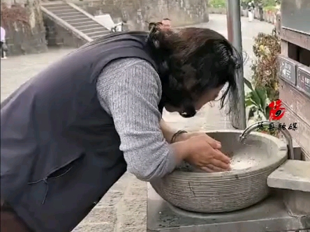 阿姨在公共洗手池洗手发现没水，以为要“虔诚”鞠躬才有水。网