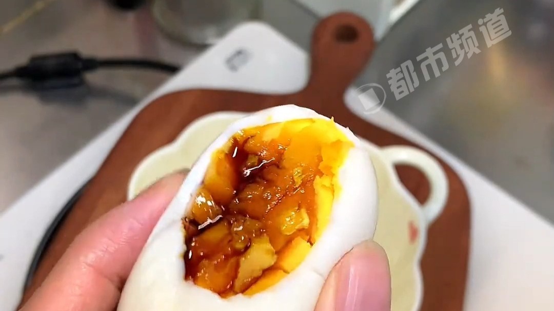 水煮蛋的惊艳吃法，3种调料拌出蟹黄的味道