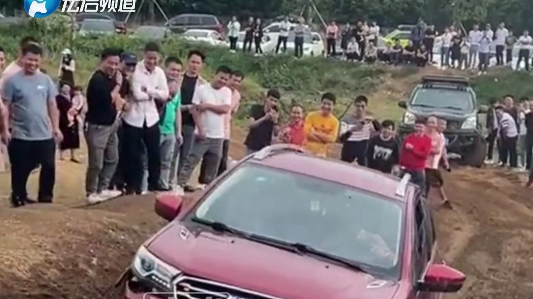 小车学越野车冲到泥土坑里 前车杠掉了尴尬离场