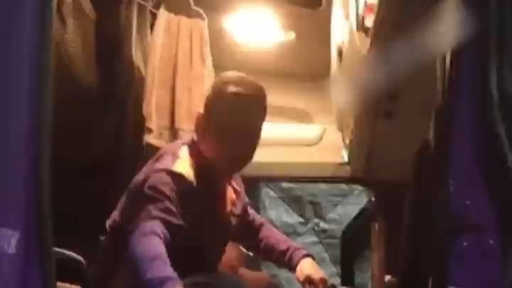开长途车的父亲路过女儿家附近，女婿带着妻子和孩子，凌晨去服务
