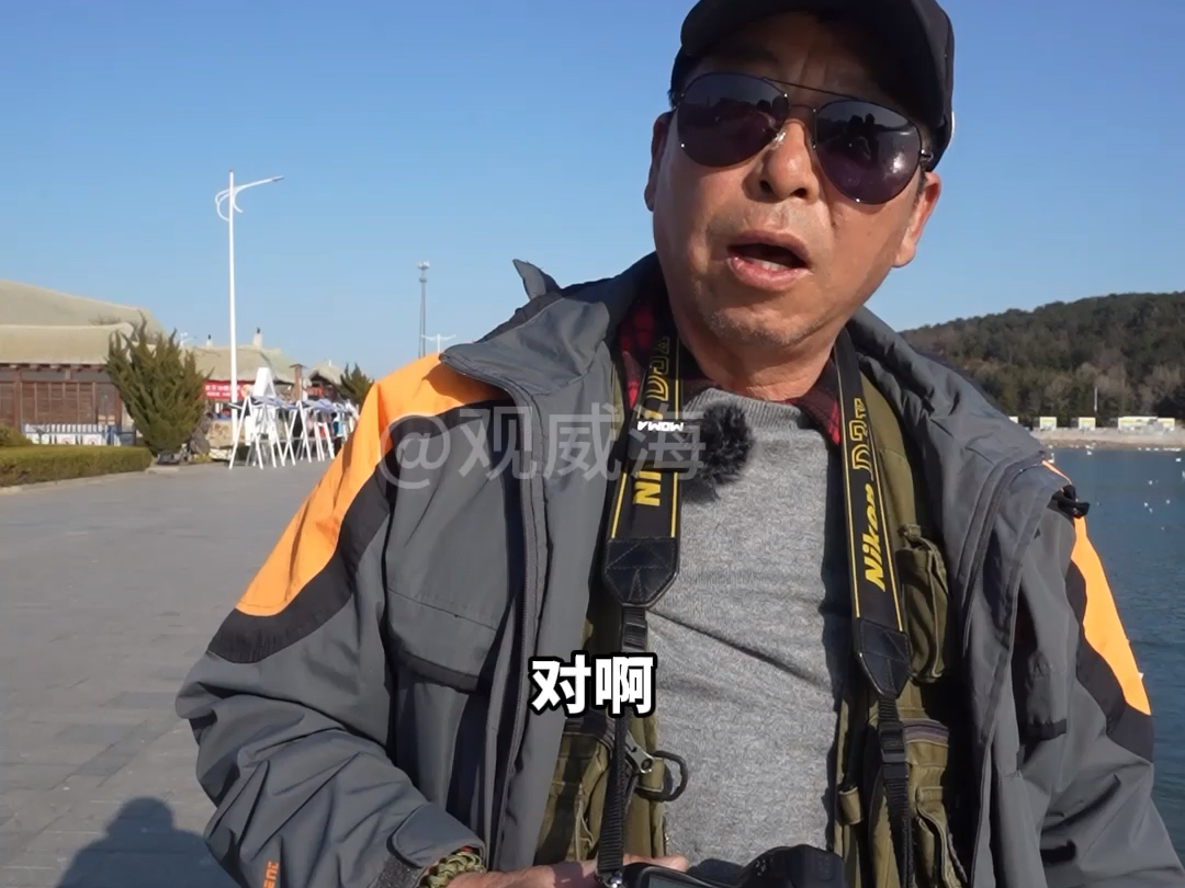 2月20日，山东威海。辽宁游客特意到威海烟墩角拍大海里的天鹅，