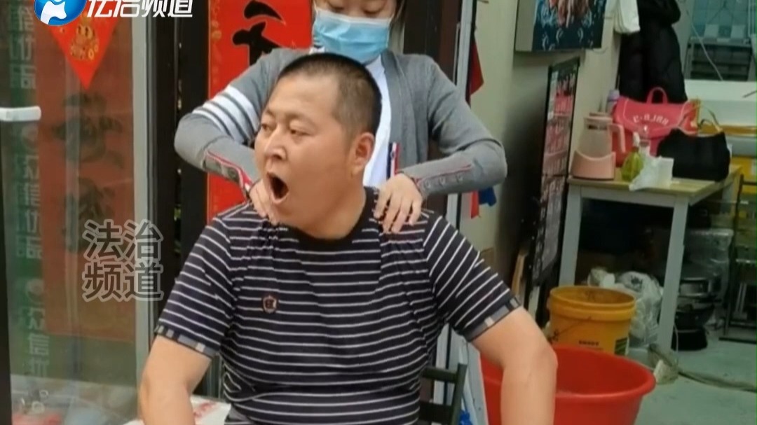 女儿给爸爸按摩捏肩，刚开始就结束“收费”一百