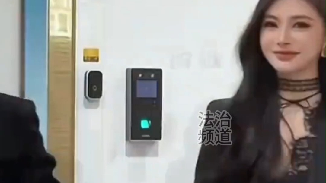 小弟牵着四位姐姐的手，每位姐姐都是绝世佳人