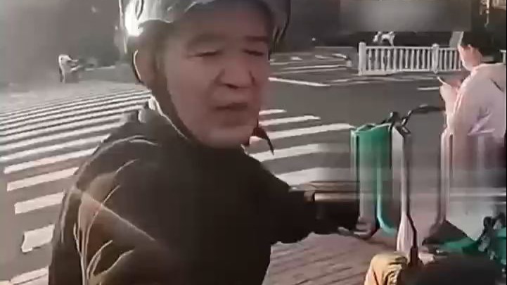 老师捡到手机归还并拒绝谢礼，失主做了60个汉堡请全班同学