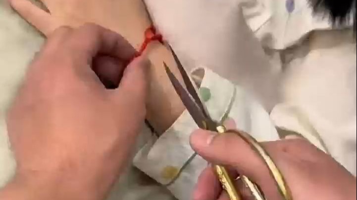 丈夫偷偷把妻子手上的红绳，换成金手链