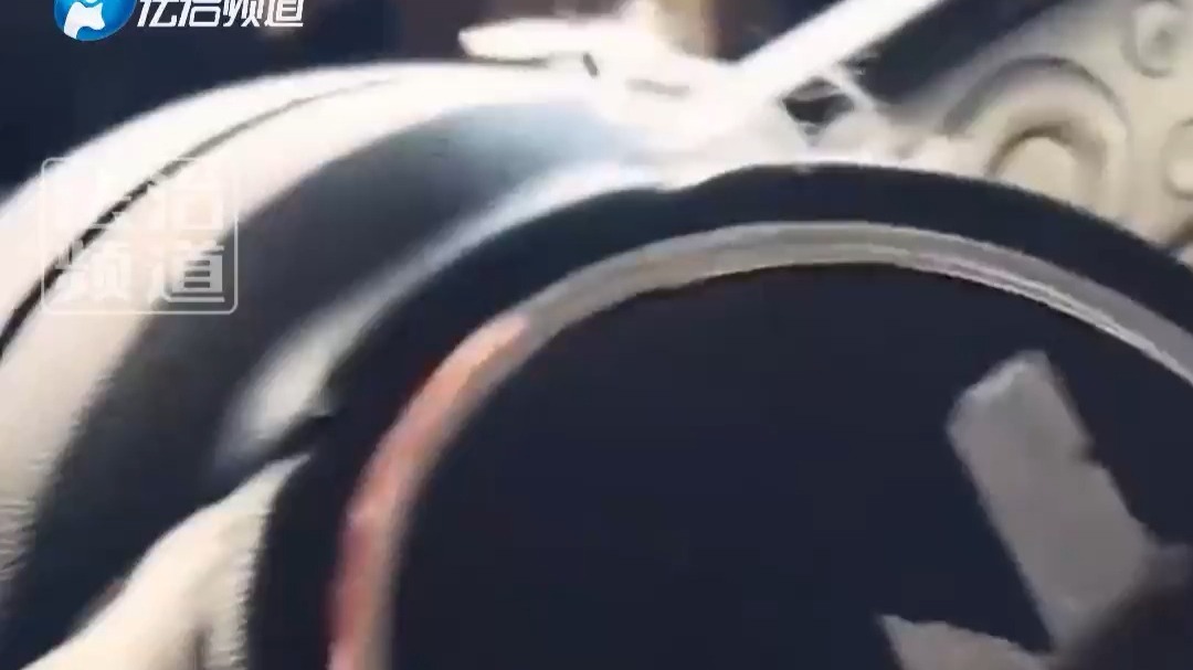方向盘上不要装饰东西 男子：真的很危险 (钧)