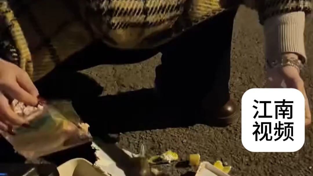 近日（发布）辽宁抚顺，“不要为打翻的牛奶哭泣”蛋糕掉落在地，大学
