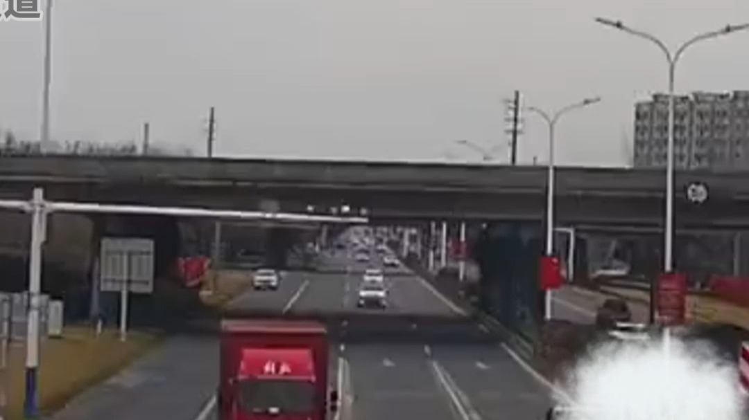 货车急刹致车头前翻 网友：你好 这里不让睡觉