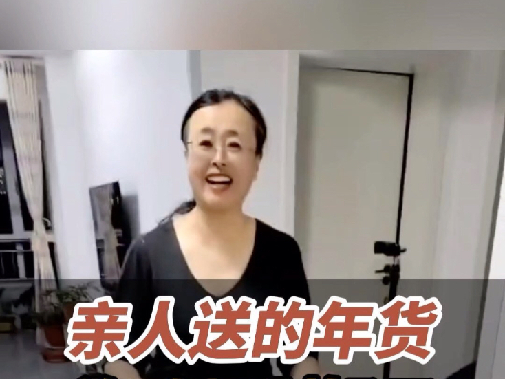 1月24日，山东威海。市民晒姨公姨婆送来的年货，大饽饽、地瓜干
