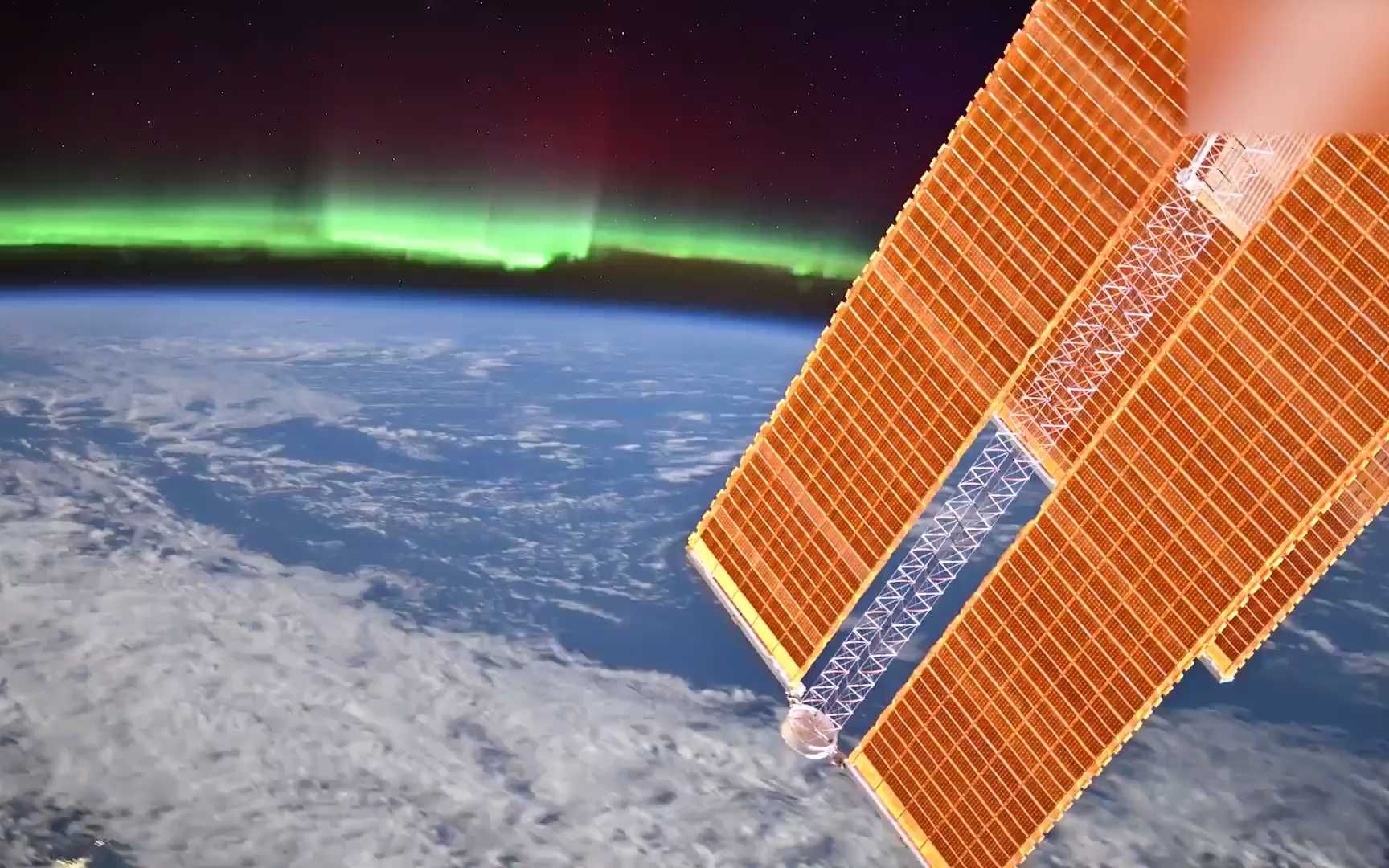 俄宇航员在太空拍到南极洲上空的绚烂极光：如绿色轻纱罩住地球