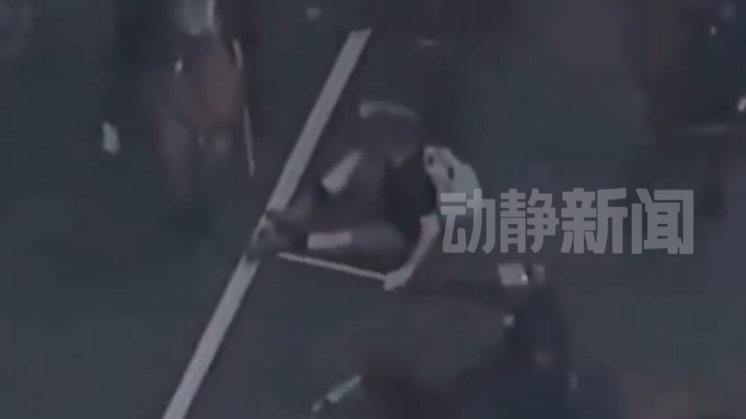 洛杉矶抗议者遭骑警棍棒殴打骑马踩踏，试图站起来时又被警察掀