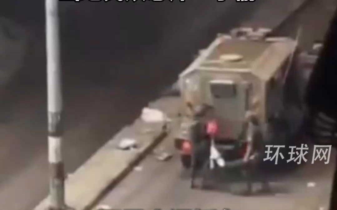 以色列士兵在巴勒斯坦境内行动时,顺手偷走一辆滑板车,装进装甲 以色列士兵在巴勒斯坦境内行动时,顺手偷走一辆滑板车,装进装甲
