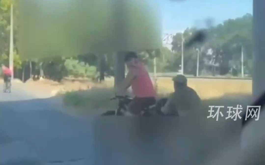 丢车保帅？乌克兰一男子骑自行车时被征兵官追赶，果断丢弃自行车