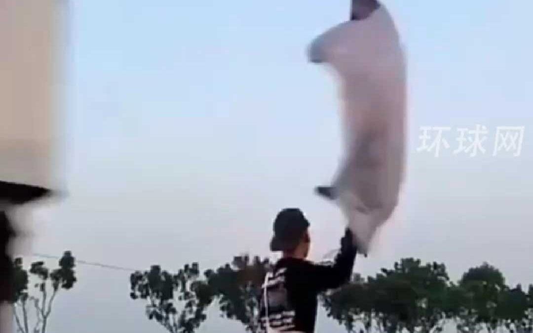 印尼男子铁轨旁拍视频无视鸣笛声 下秒被火车撞飞瞬间身亡