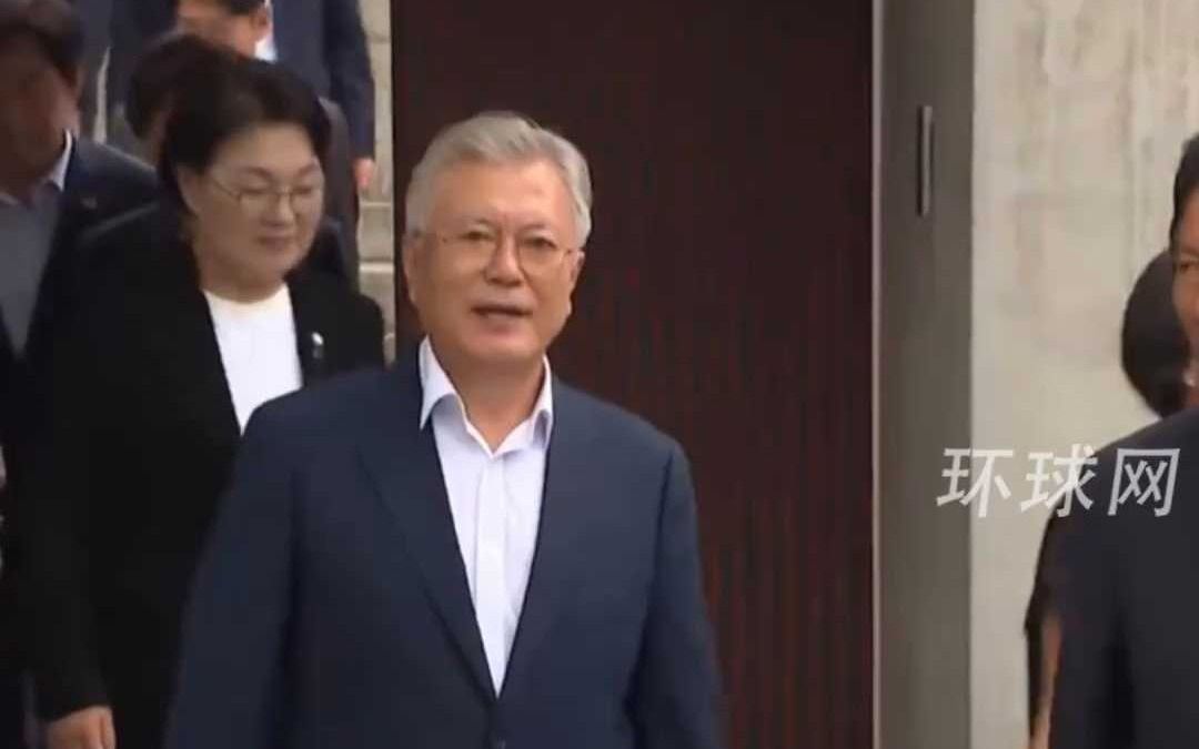 韩前总统文在寅近况曝光：头发全白，把客人送到家门口，挨个握手告