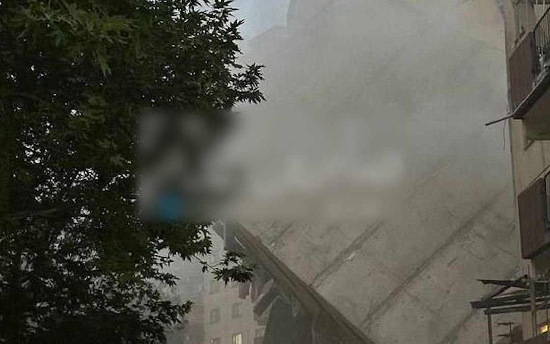 伊朗境内遭以色列多轮空袭：公寓楼被击穿瓦砾遍地 民众浓烟中