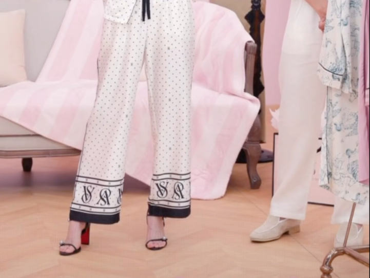 【杨幂】睡衣广告也要穿高跟鞋