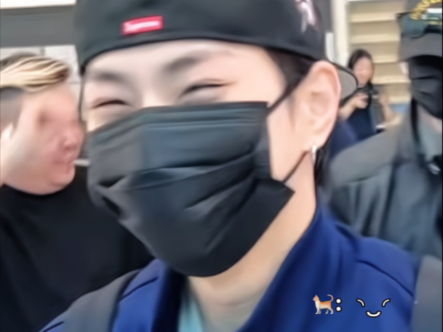 听到记者nim的话一下就笑成了这样◝‿◜