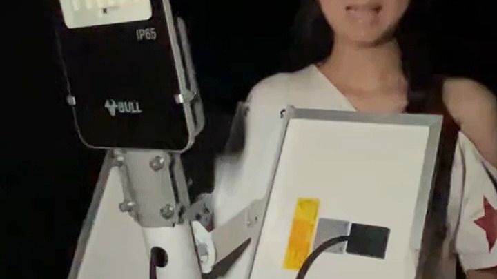 10109865672512----公牛太阳能大路灯，续航时长：充电很快