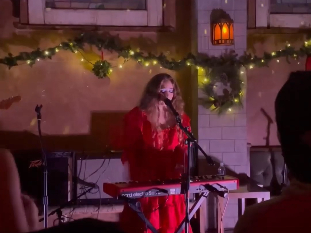 Chappell Roan在酒吧对40人表演Pink Pony Club