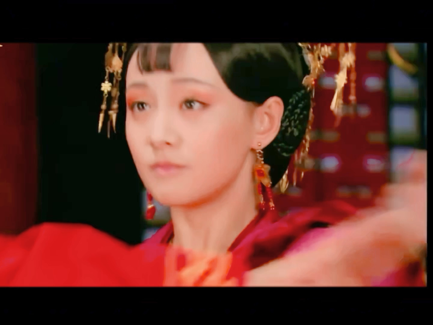 “她坐红帐，面带浓妆”