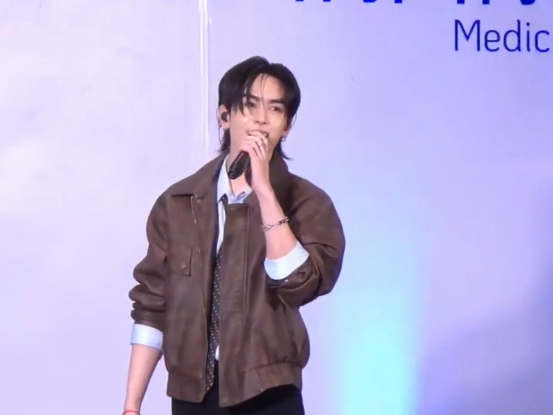 9.6Santa美容院站台活动演唱