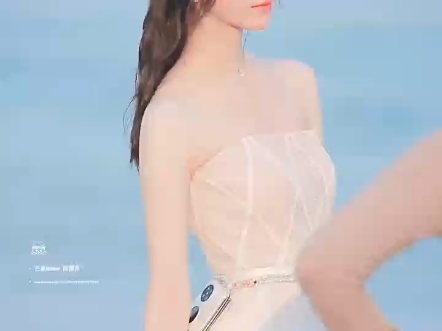 陈都灵海边拍摄 嘟嘟归国白月光既视感