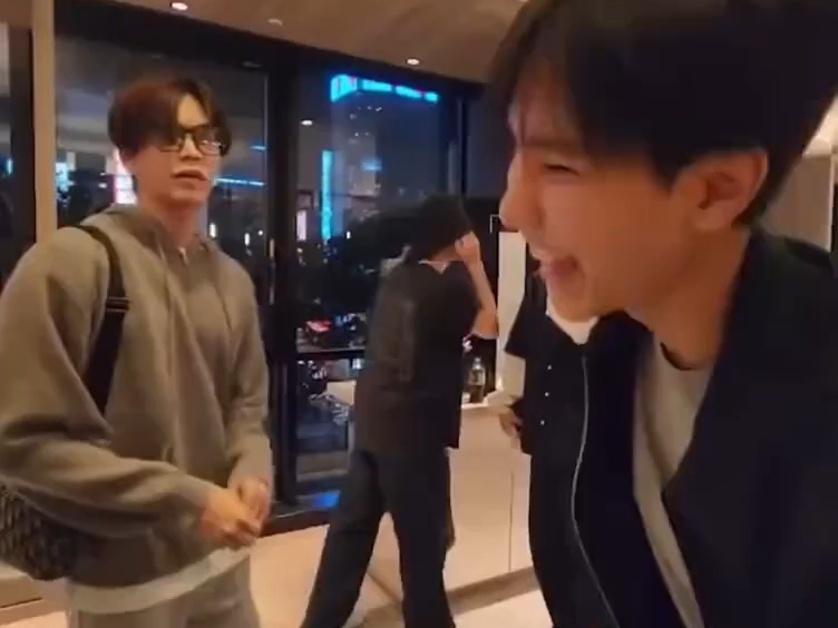 虽然不知道在干嘛，不过我就觉得挺好笑的