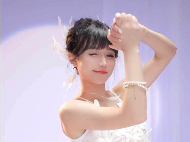 【热门】小深深儿跳舞