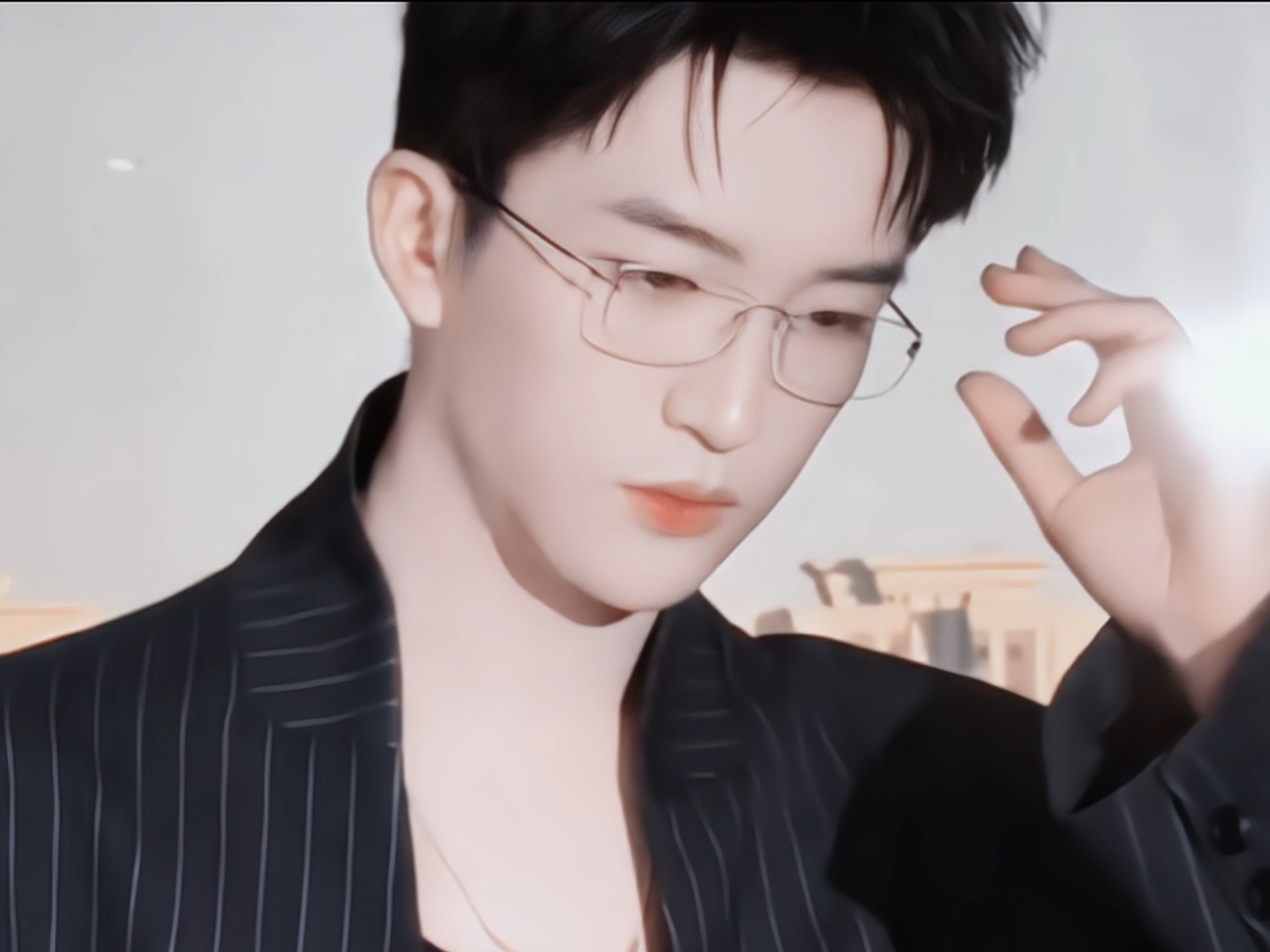 “不是说了让你乖乖待在我身边吗”