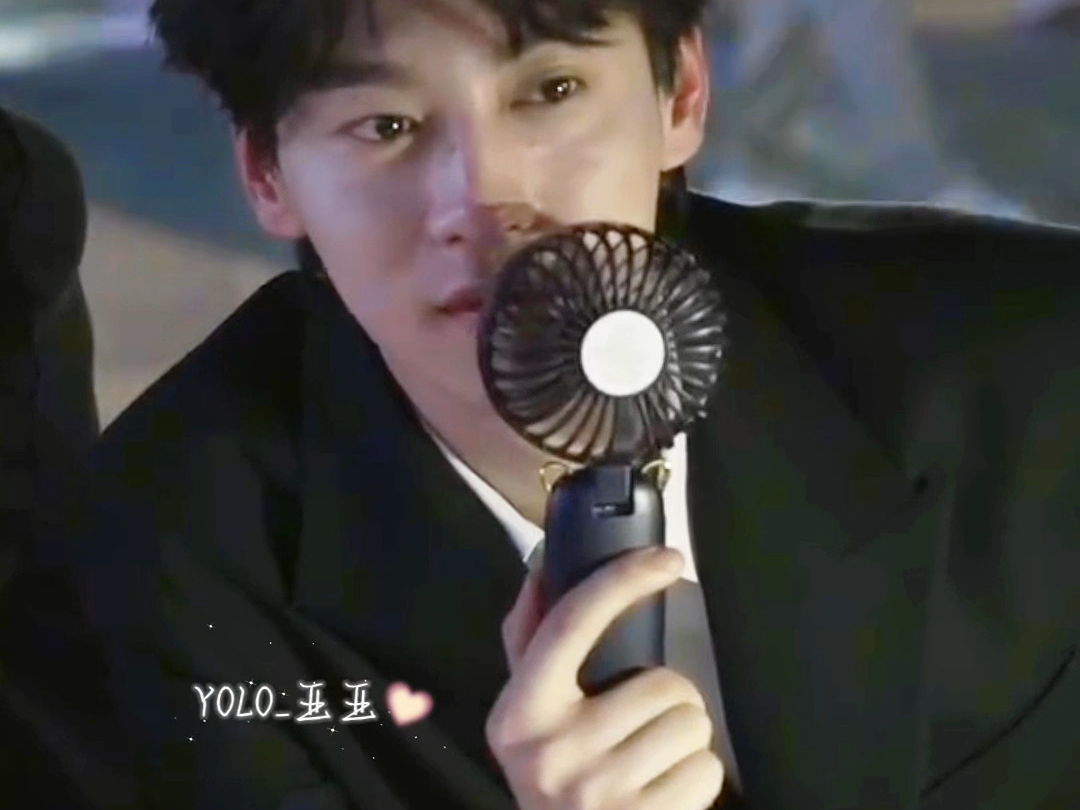  帅到炸裂！这个男人简直是个行走的荷尔蒙，让人无法移开视线。