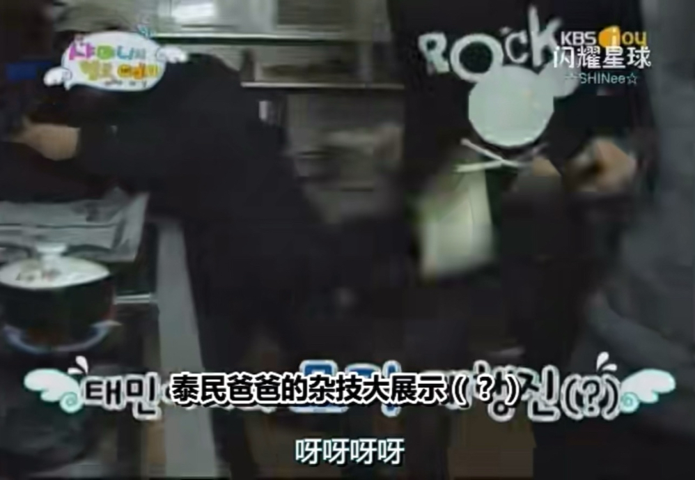 看忙内翻煎蛋的老人line：呀！