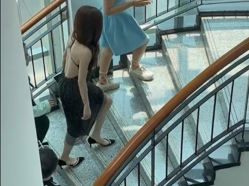 【张予曦】上楼梯趔趄都好看