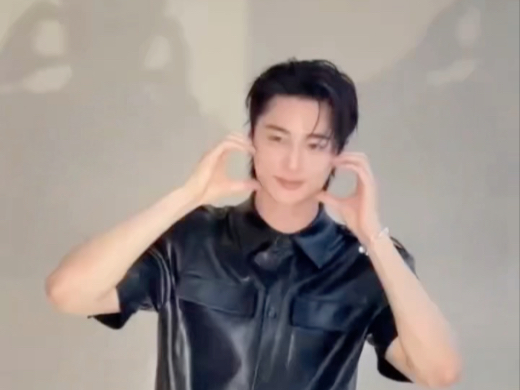 颜控柳智敏边佑锡全黑造型直接帅我一脸