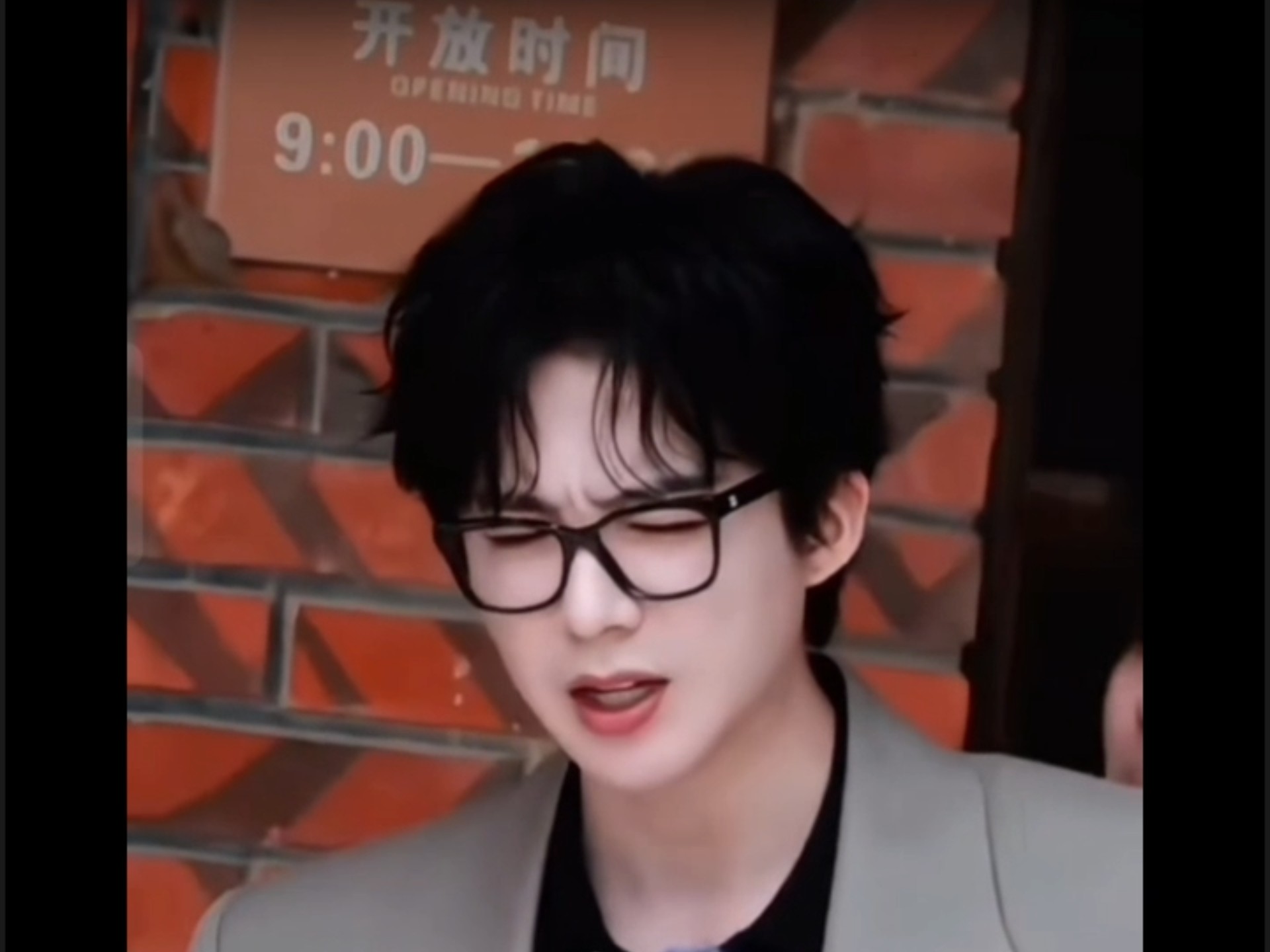 直播时爱搞怪的可爱宁