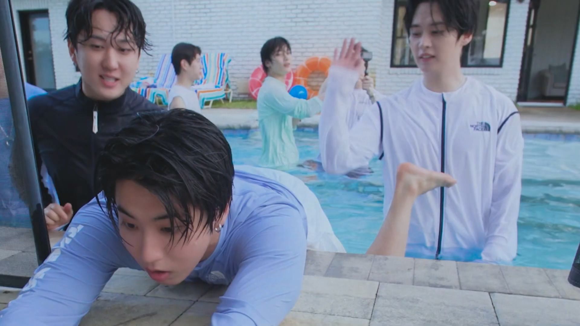 本来在专心看MV的