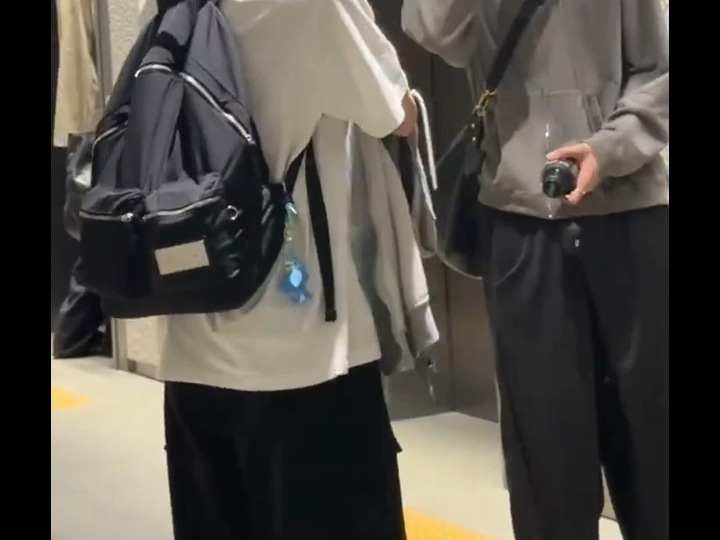 跟smtr的hanbi上班偶遇还握手了 橙子藏在电梯间里