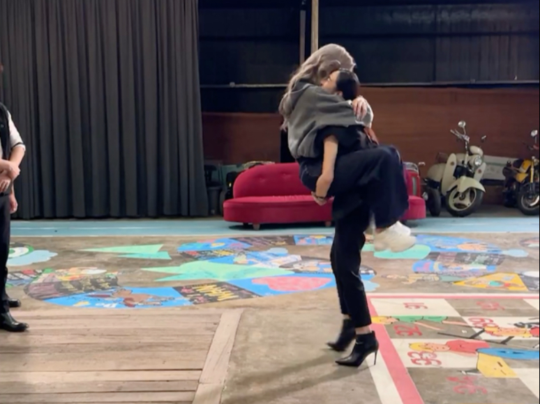 哎呦喂～这大大的熊抱！玲玲的下盘真稳～～