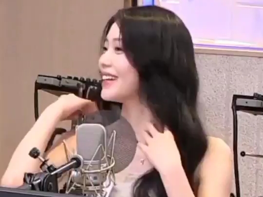 小婷 在MBC FM4U上表示，为了这次回归，她练习了很多面部表情，比