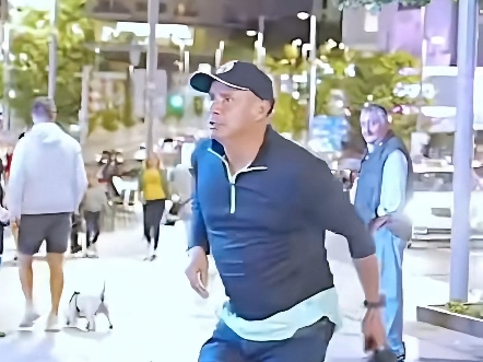 你们绝对猜不到街上发生了什么，路上行人发出鹅叫声