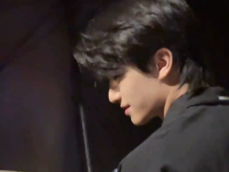 上次见你撑伞 还是西樵的雨季 牵起他的手臂 好想念