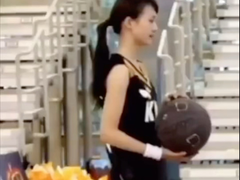 2009楚雨荨打篮球花絮