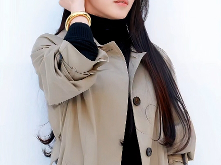 “喜欢她的颜值”辛叡恩亮相巴宝莉艺术空间展览活动。#辛叡