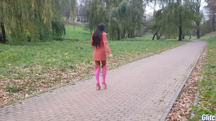 俄罗斯美女秋天逛树林