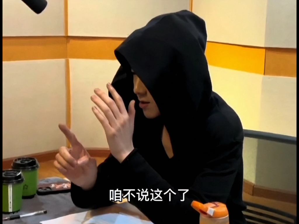 不要行李了，咱俩快走，走晚了人就多了。（在配音的老大）手也好好看