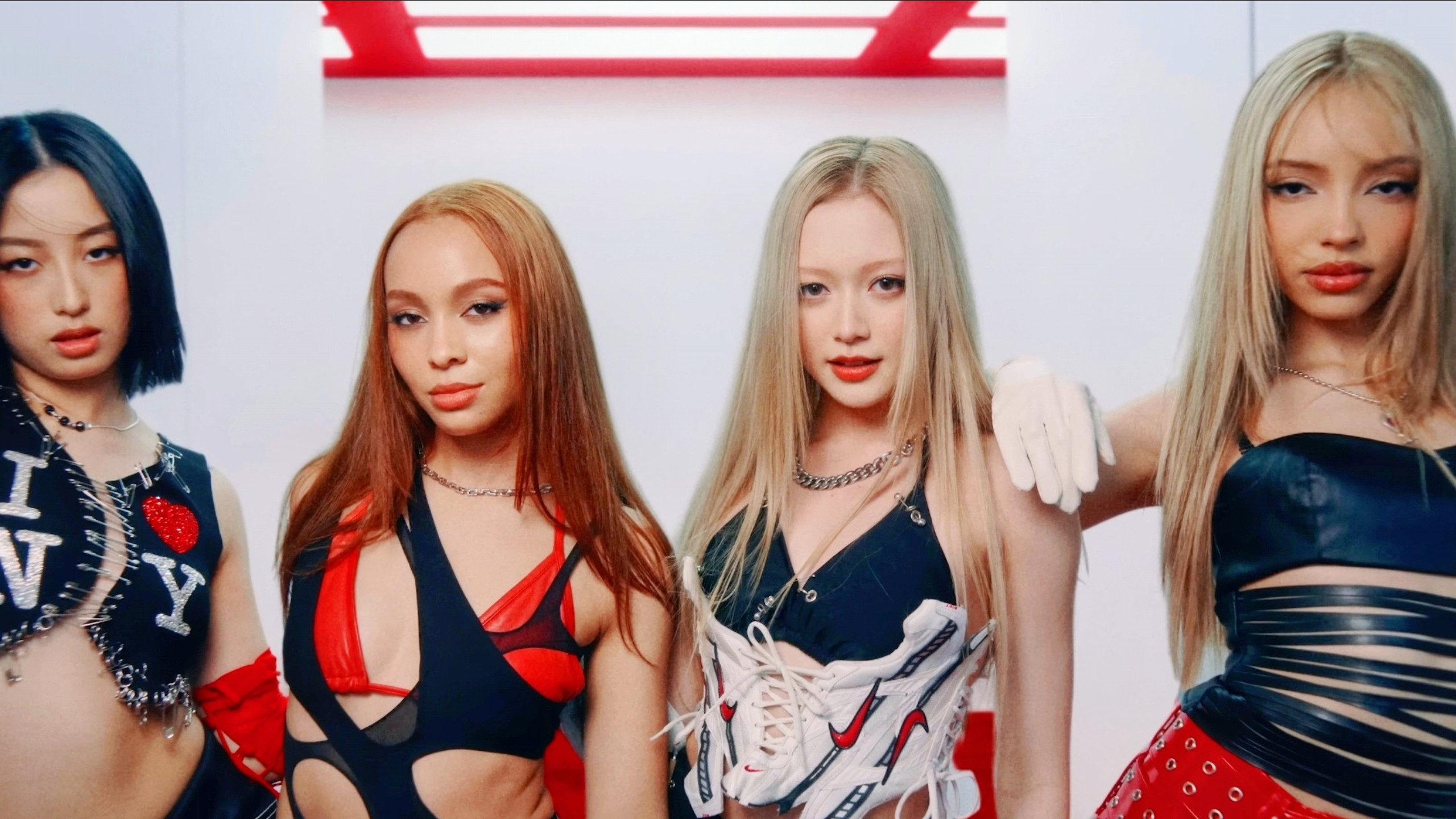 【4K中英】MV公开! JYP女团GIRLSET出道单曲"Commas" 250903