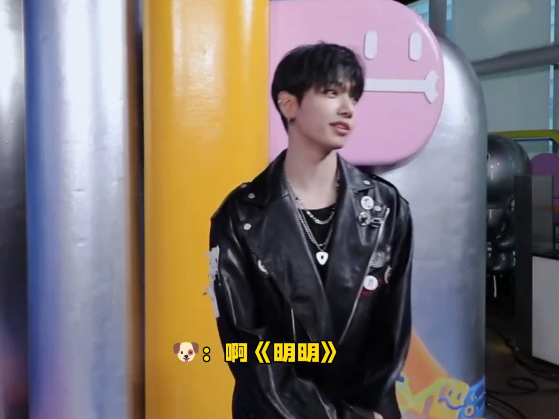 虽然不记得歌词 但还是哼唱了《明明》