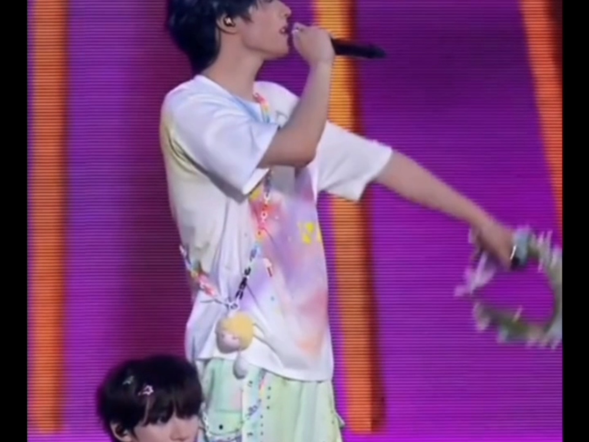 文鑫:刘小狗的精准走位，来到程鑫身边_(:з」∠)_别急